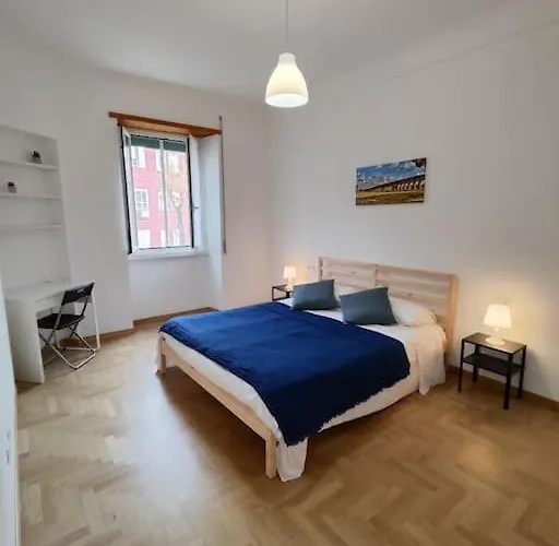 White & Wood House In Rome